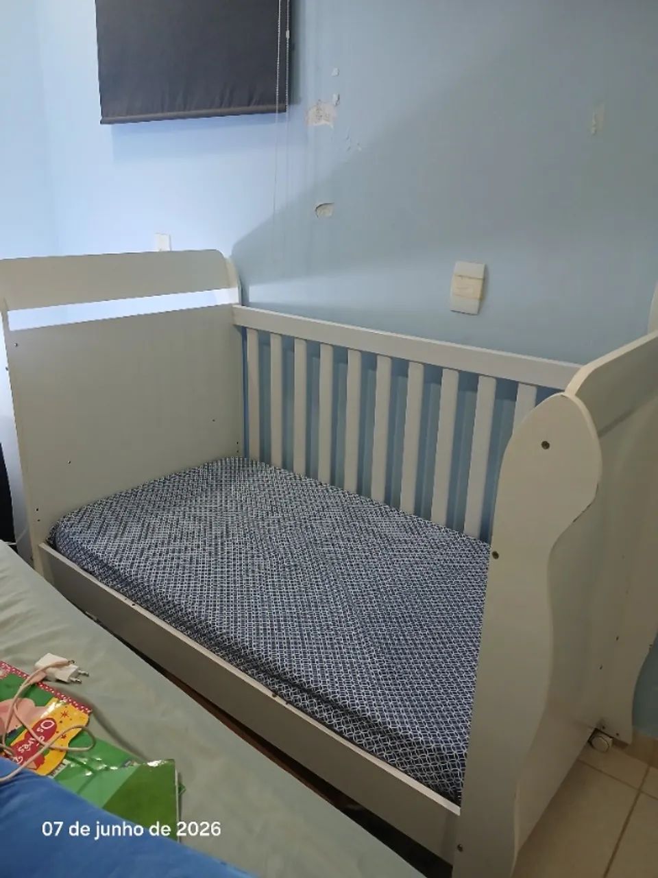 Berço  americano / vira cama junto com colchão 