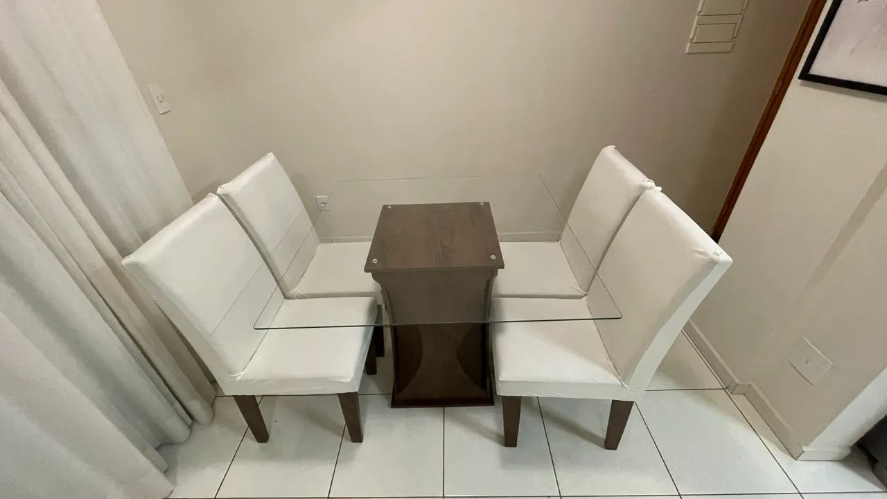 Mesa de jantar com 4 cadeiras 