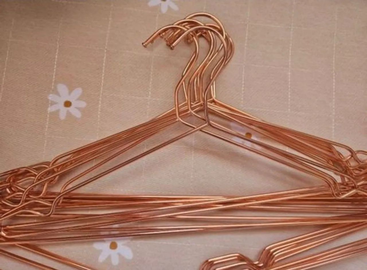 kit 50 cabides metal rose gold - Foto 3