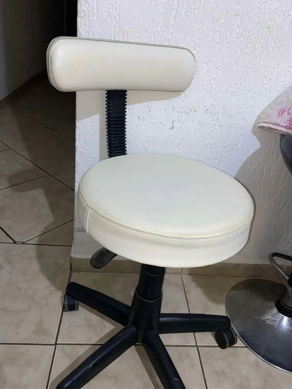 Cadeira branca com encosto  - Foto 2