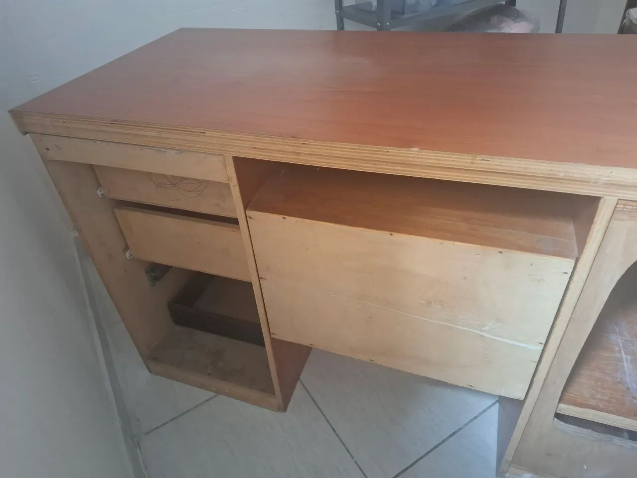 Escrivaninha  antiga de madeira  - Foto 2