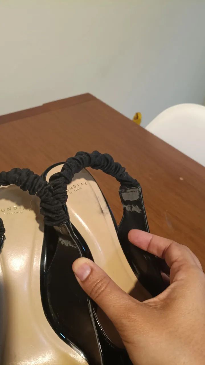 Sapato preto de salto grosso  - Foto 2