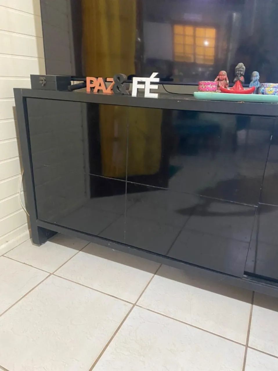 Rack Buffet excelente e espaçoso de alta qualidade em madeira maciça e vidro preto! - Foto 4