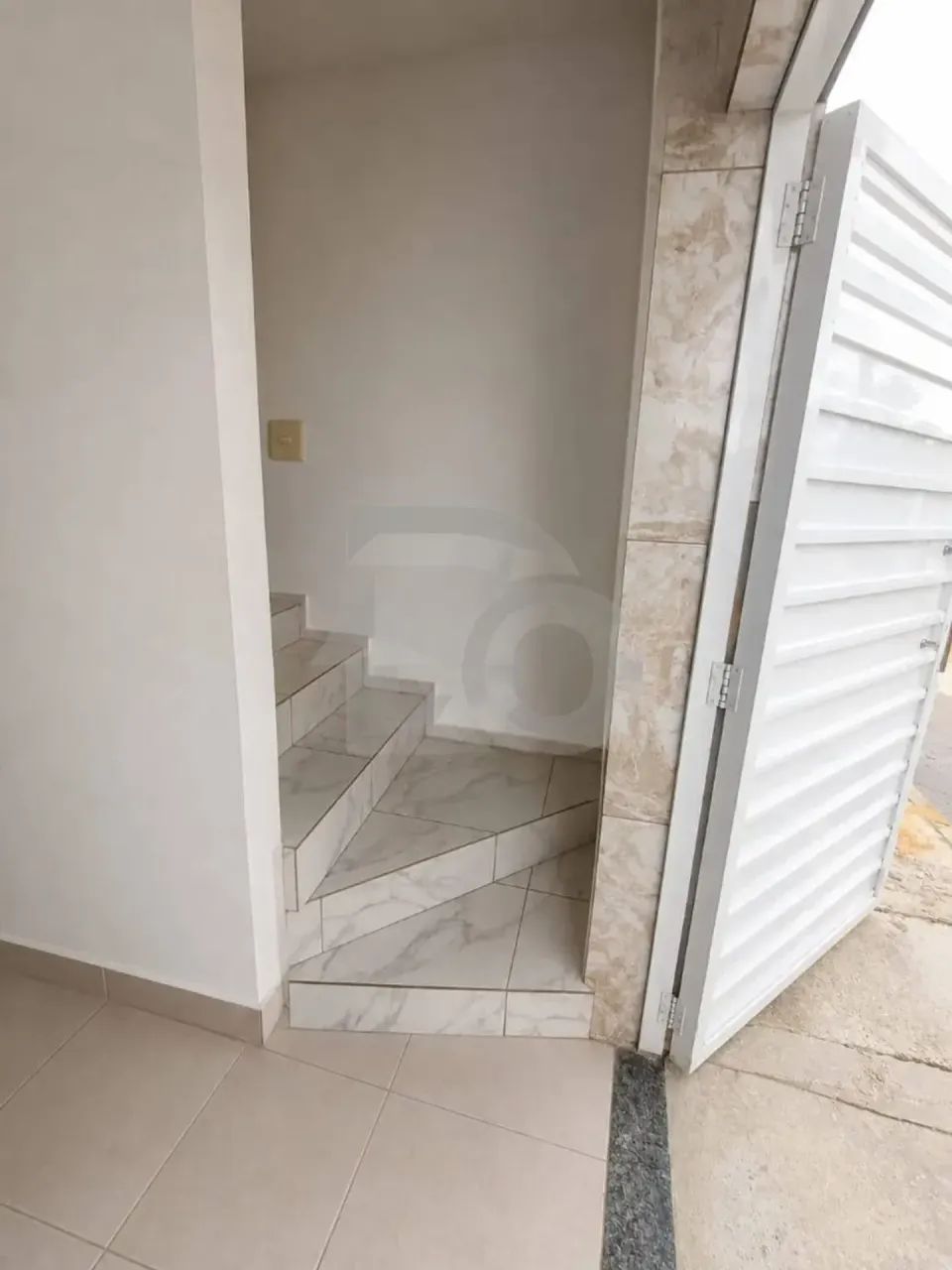 Imóvel no Bairro Santa Maria com 2 Quartos, Varanda e Garagem - Foto 4