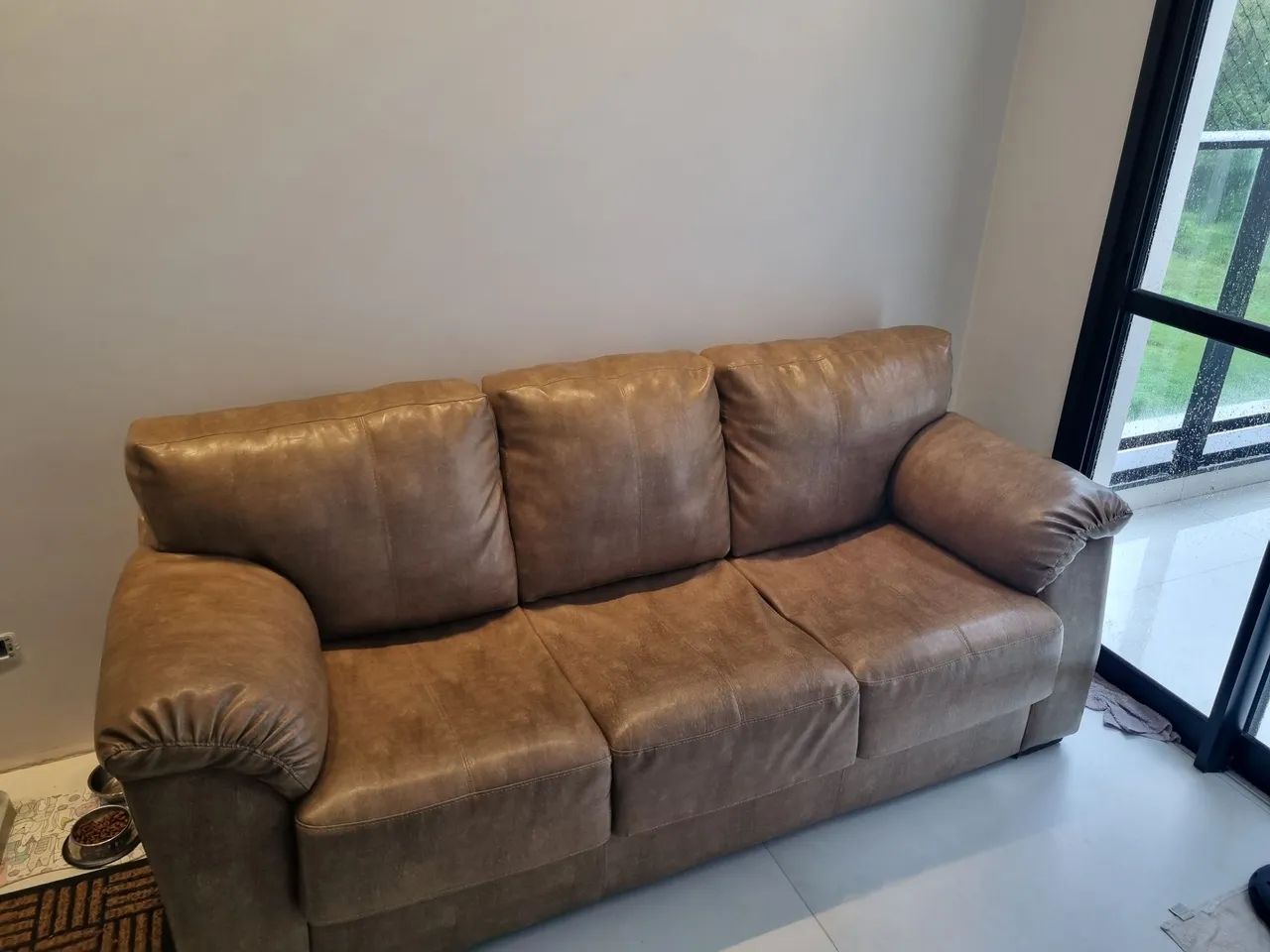 Sofa em couro sintético, modelo clássico, semi novo - Foto 3
