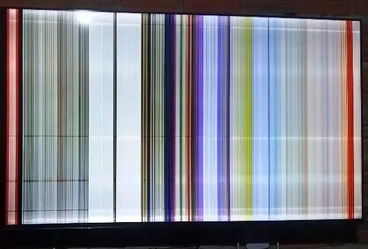 Televisão toshiba 50 polegadas com defeito no display  pra retirada de peças 