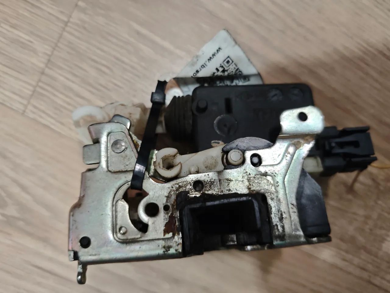 Fechadura esquerda traseira Renault Clio/Symbol completa com o motor da trava elétrica  - Foto 4