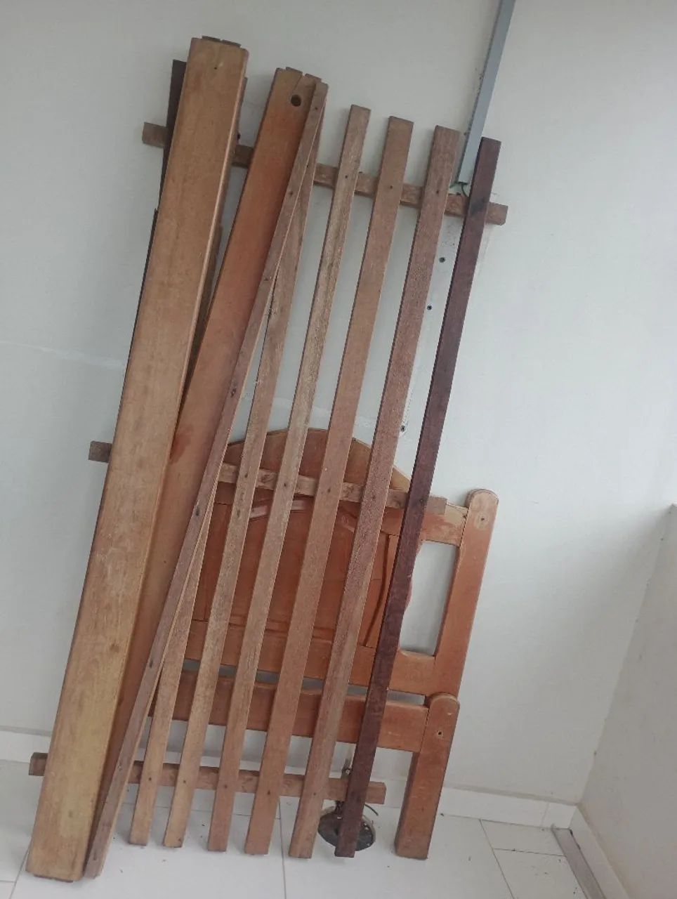 Cama de madeira de lei solteirão  ótimo estado  - Foto 2