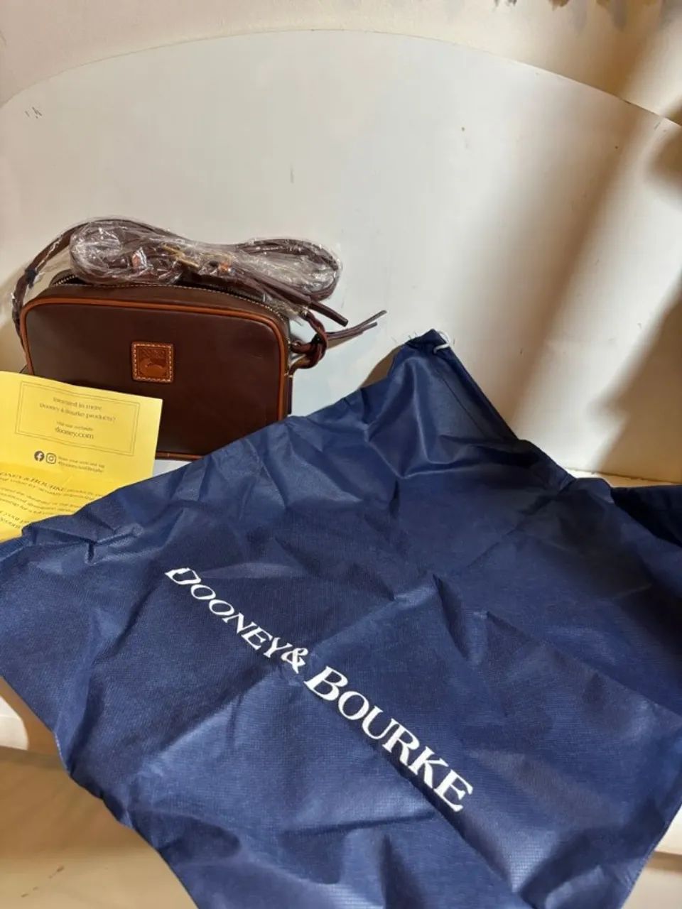 bolsa dooney & bourke loni crossbody chestnut - Foto 5