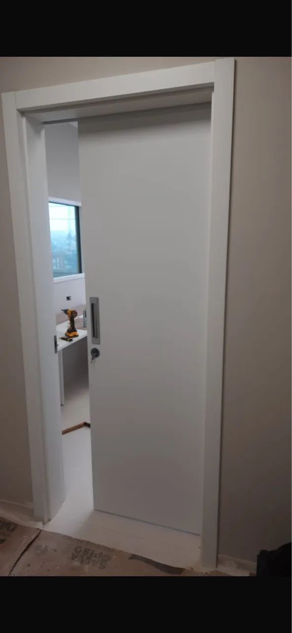 Porta de correr com caixilho 