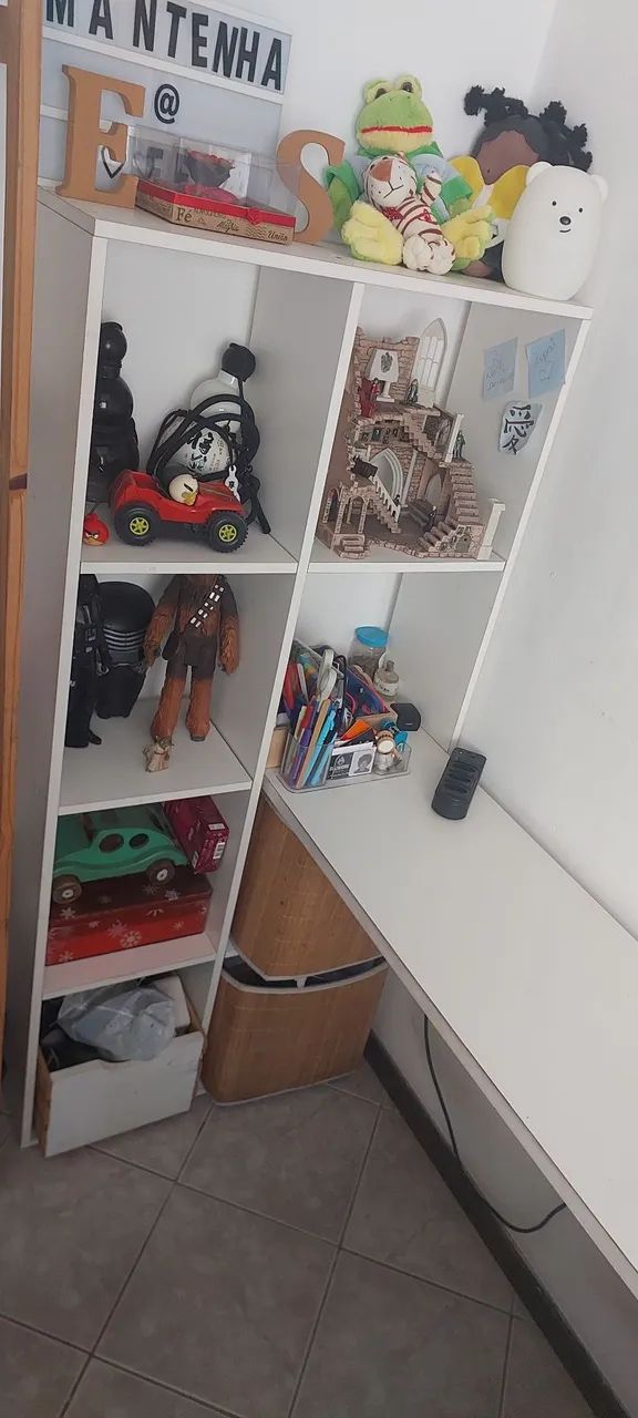 Mesa de escritório com prateleiras em L