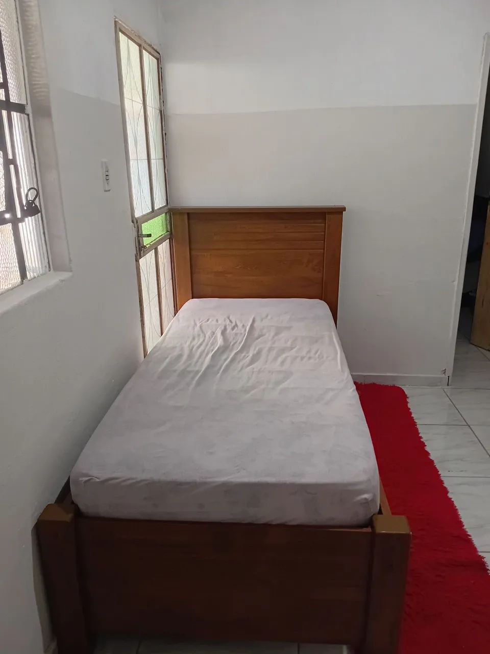 Cama de solteiro semi nova