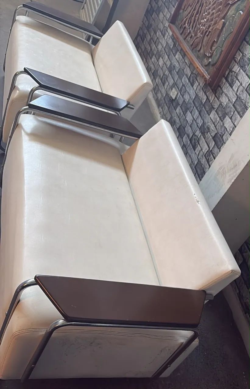 Conjunto de 2 sofás de 3 lugares de couro branco - Foto 3