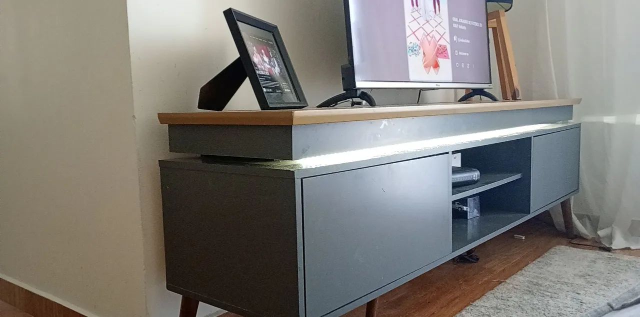 Sofá retrátil 4 lugares rack e mesa com 4 cadeiras  - Foto 4