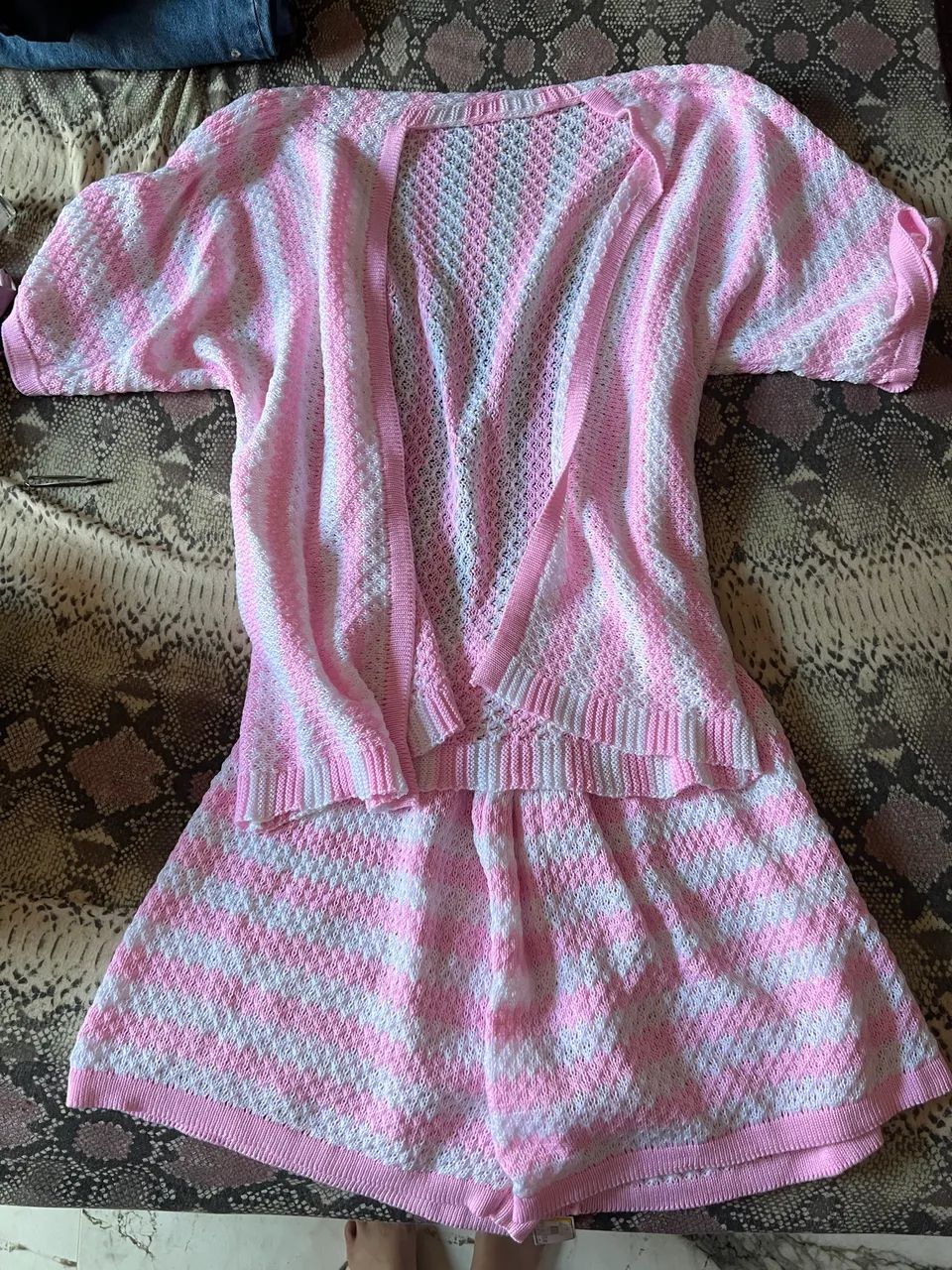 Conjunto de tricô shorts + chemise rosa e branco