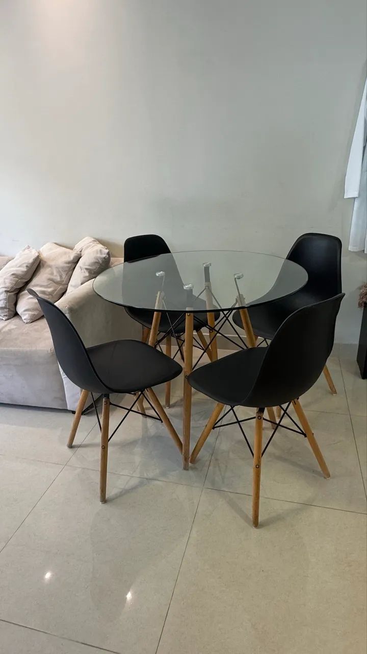 Mesa de jantar redonda de vidro + 4 cadeiras estilo Eames