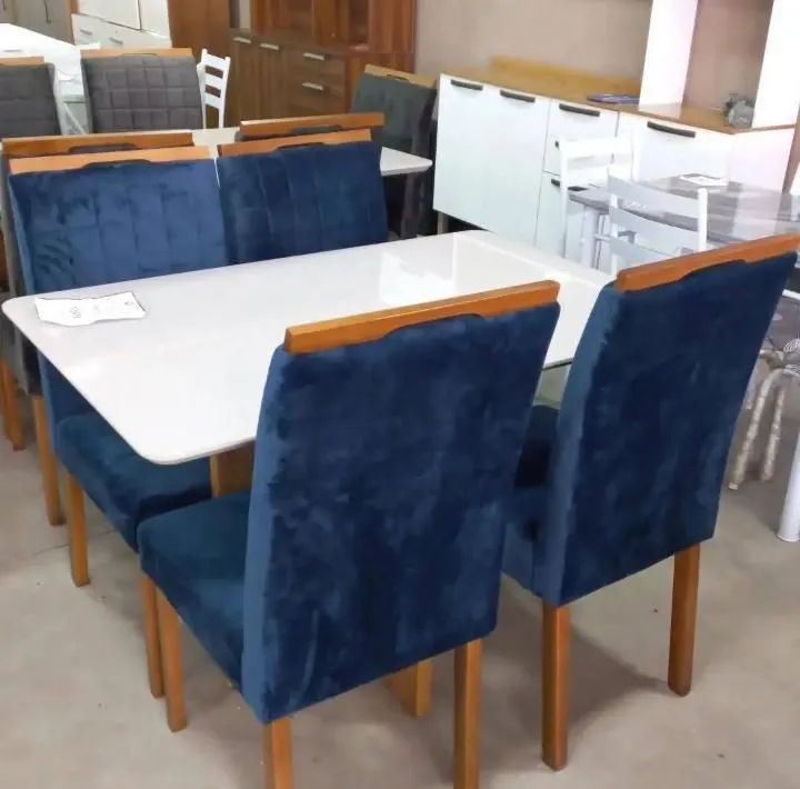 Mesa tampo com vidro e cadeiras em madeira 