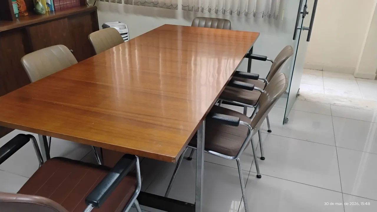 Mesa de reunião retrô