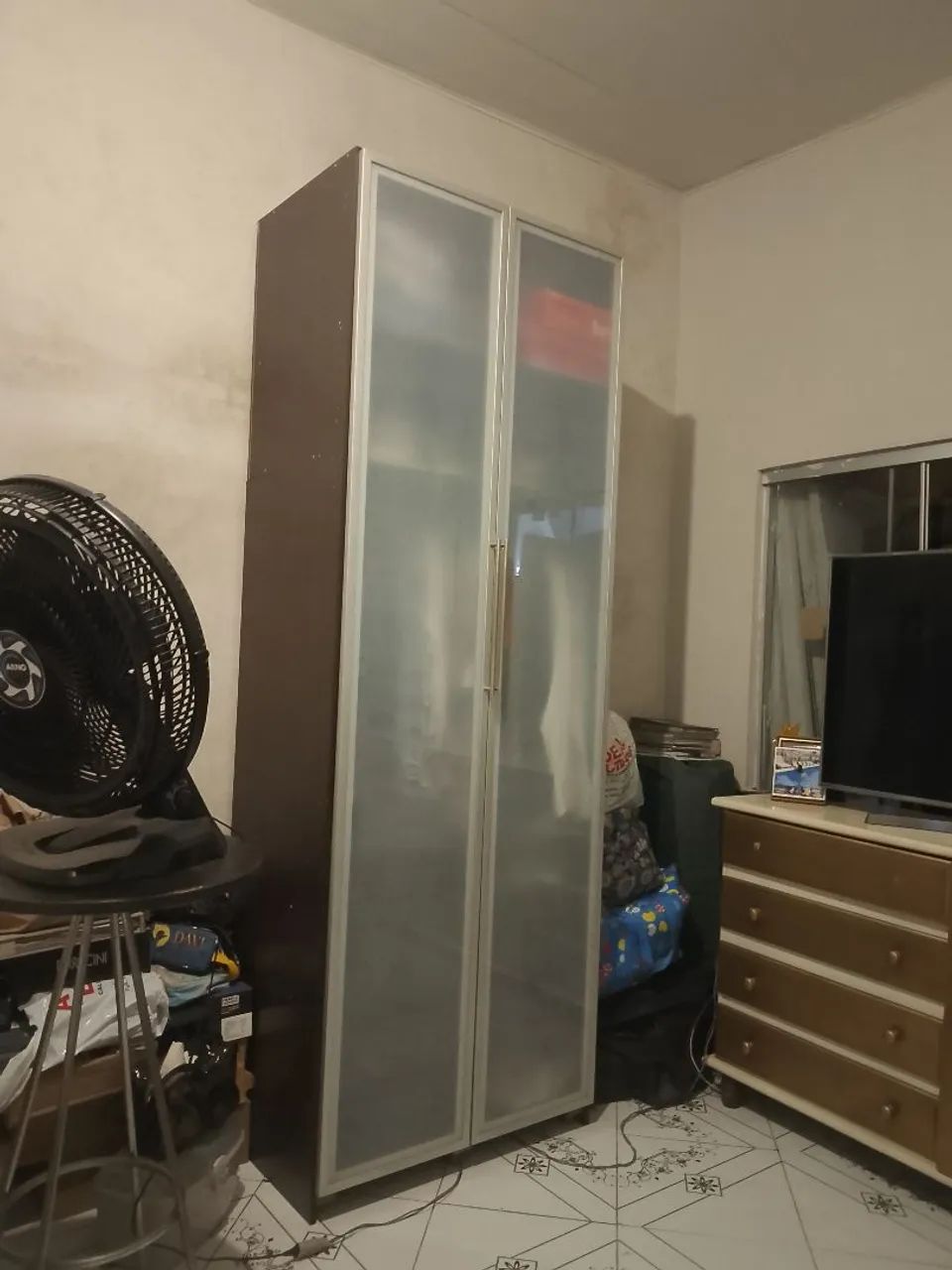 Guarda roupa com porta de vidro sem Mem uma avaria  - Foto 5