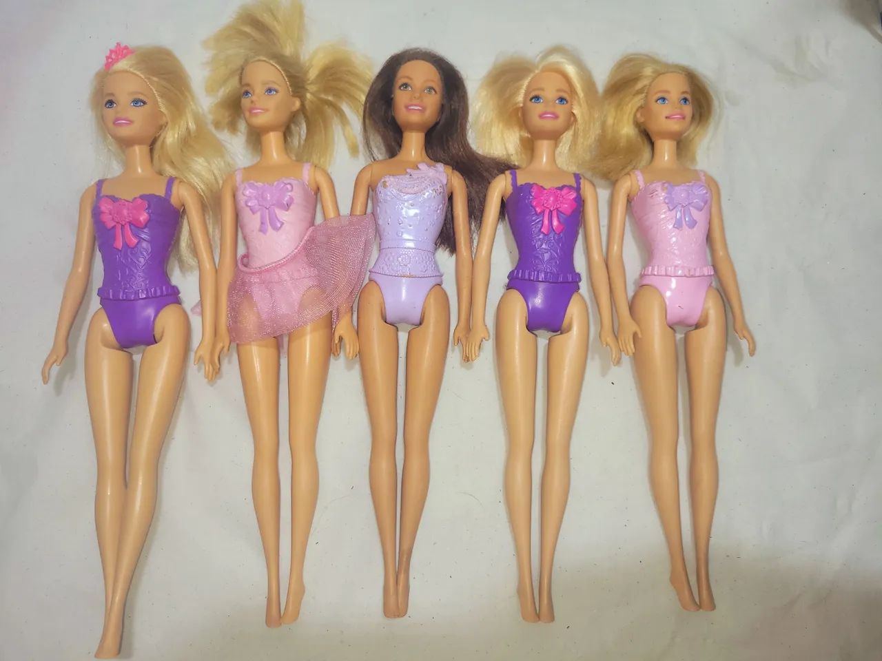 Lote c/ 5 barbies  - Foto 2
