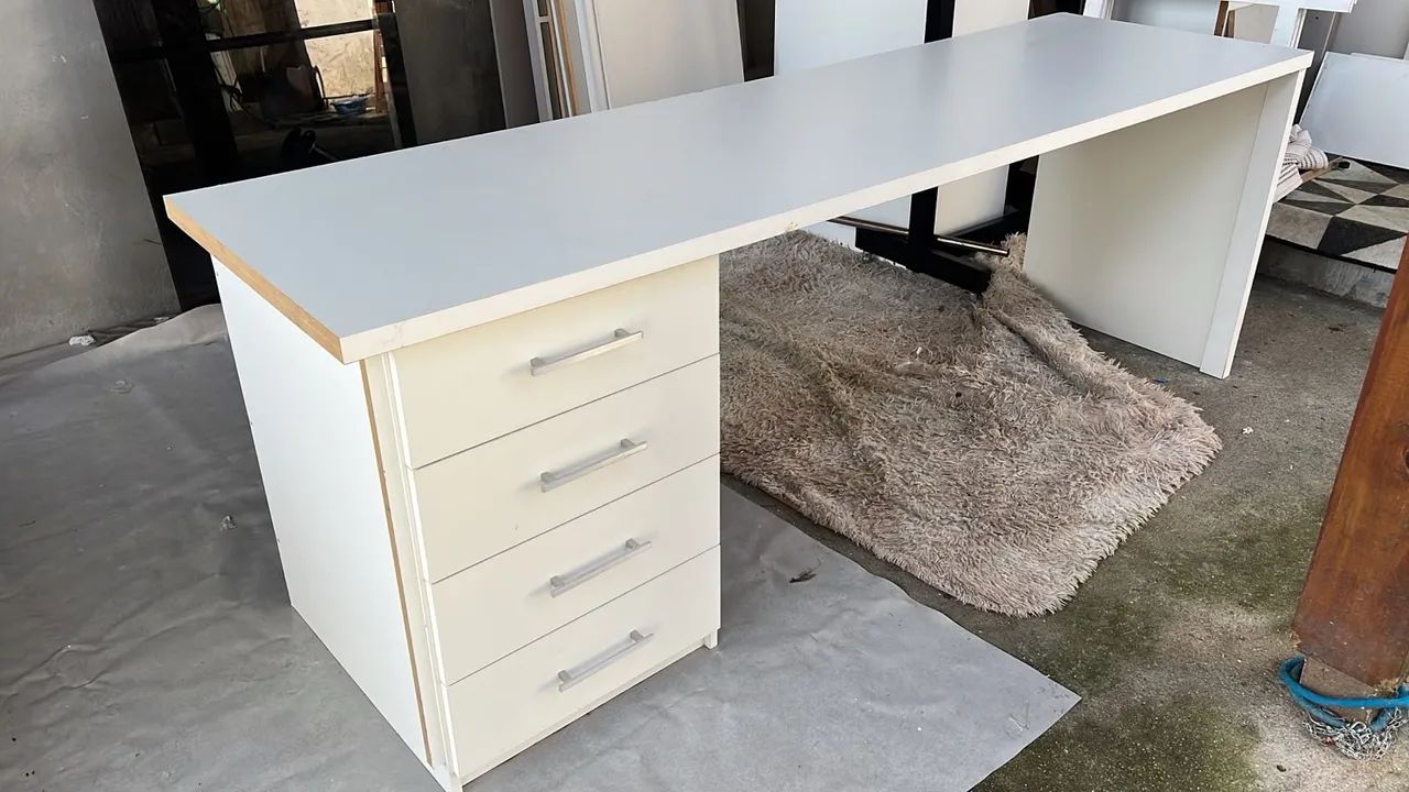 Mesa com gaveteiro 