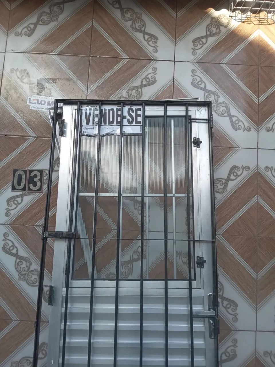 Vendo porta de alumínio com pega ladrao 