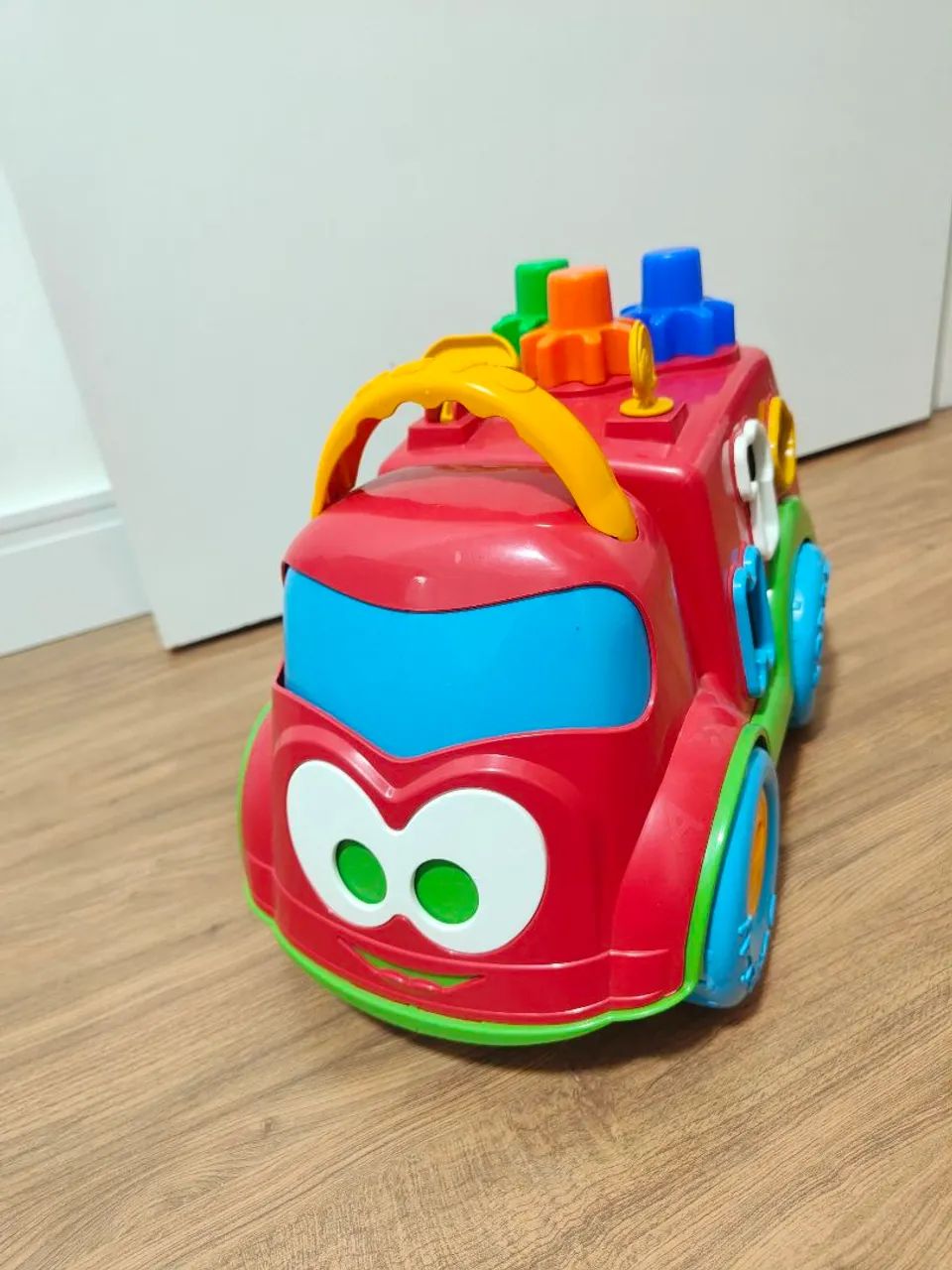 Brinquedos infantis - Pirâmide de argolas de madeira e carro de bombeiro  - Foto 3
