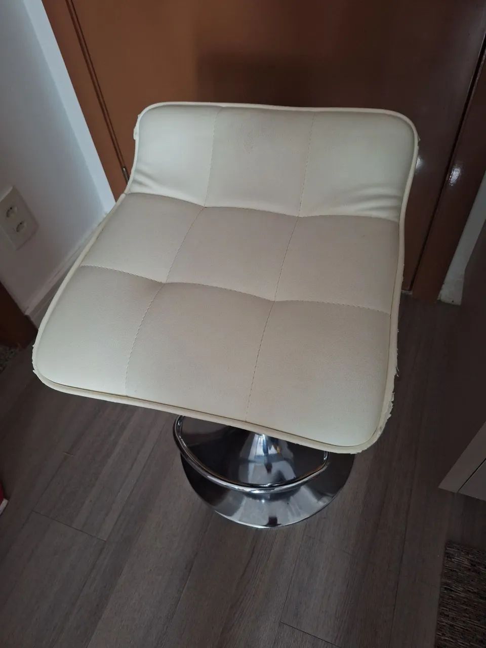 Duas banquetas altas