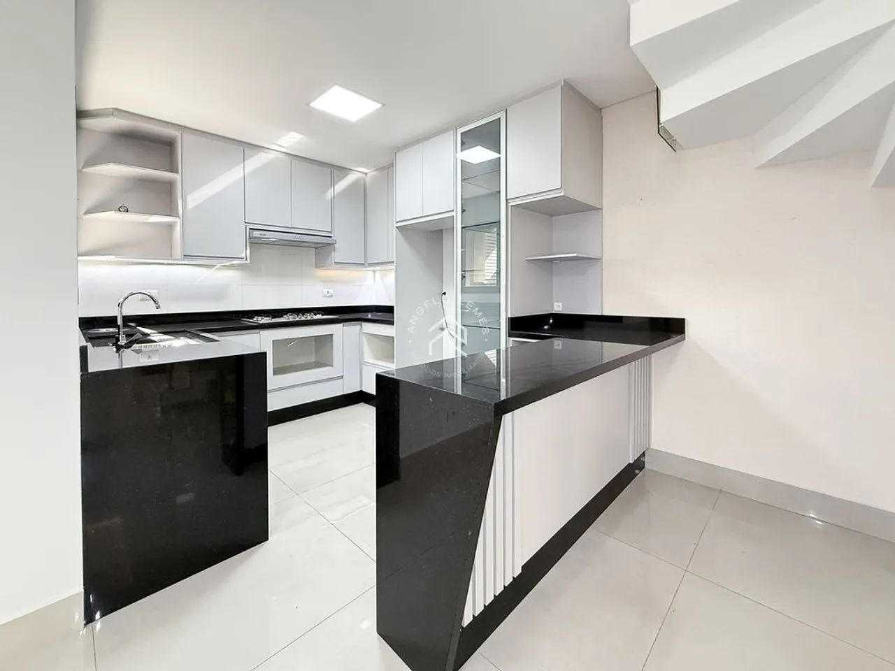 Sobrado Triplex Mobiliado com 3 Quartos e 153m² - Hauer - Foto 4