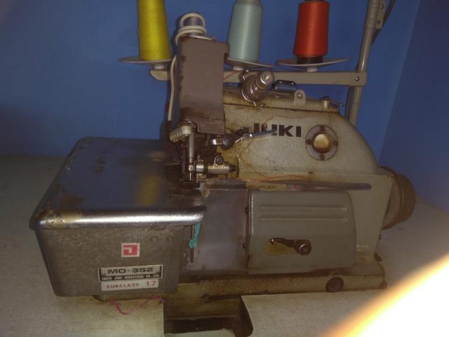 Máquina de costura overlock juki !