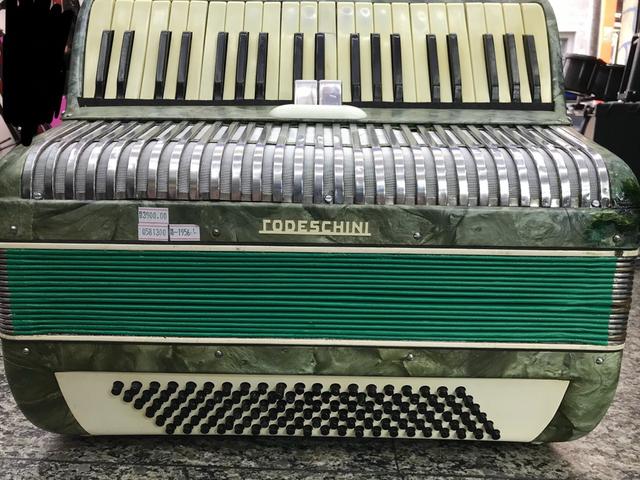 Acordeon / sanfona todeschini 120 baixos dente de coelho - Foto 2