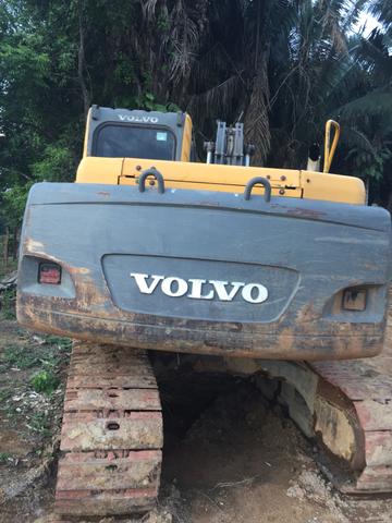 Escavadeira ec140BLCM valor 100 mil pra o comprador trocar a bomba hidráulica 25 a 30 mil - Foto 2
