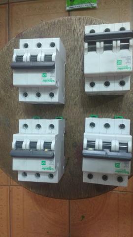Vendo 3 disjuntores tripolar 25 A e 2 tripolar de 50A