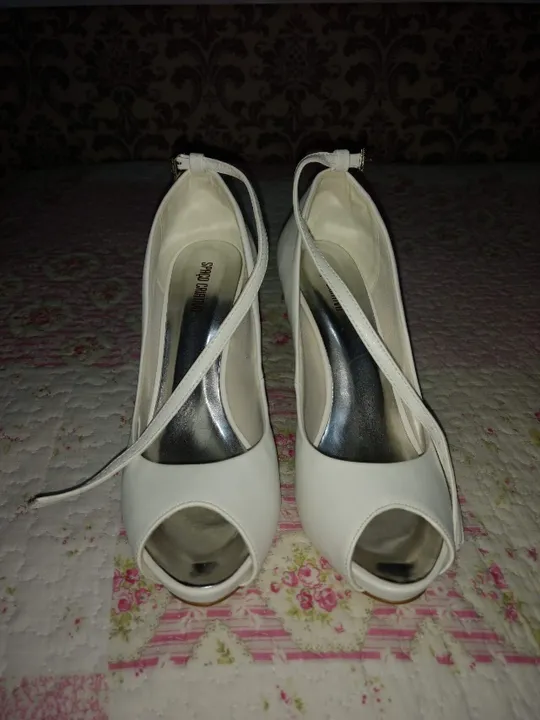 Par de Sapatos Feminino.