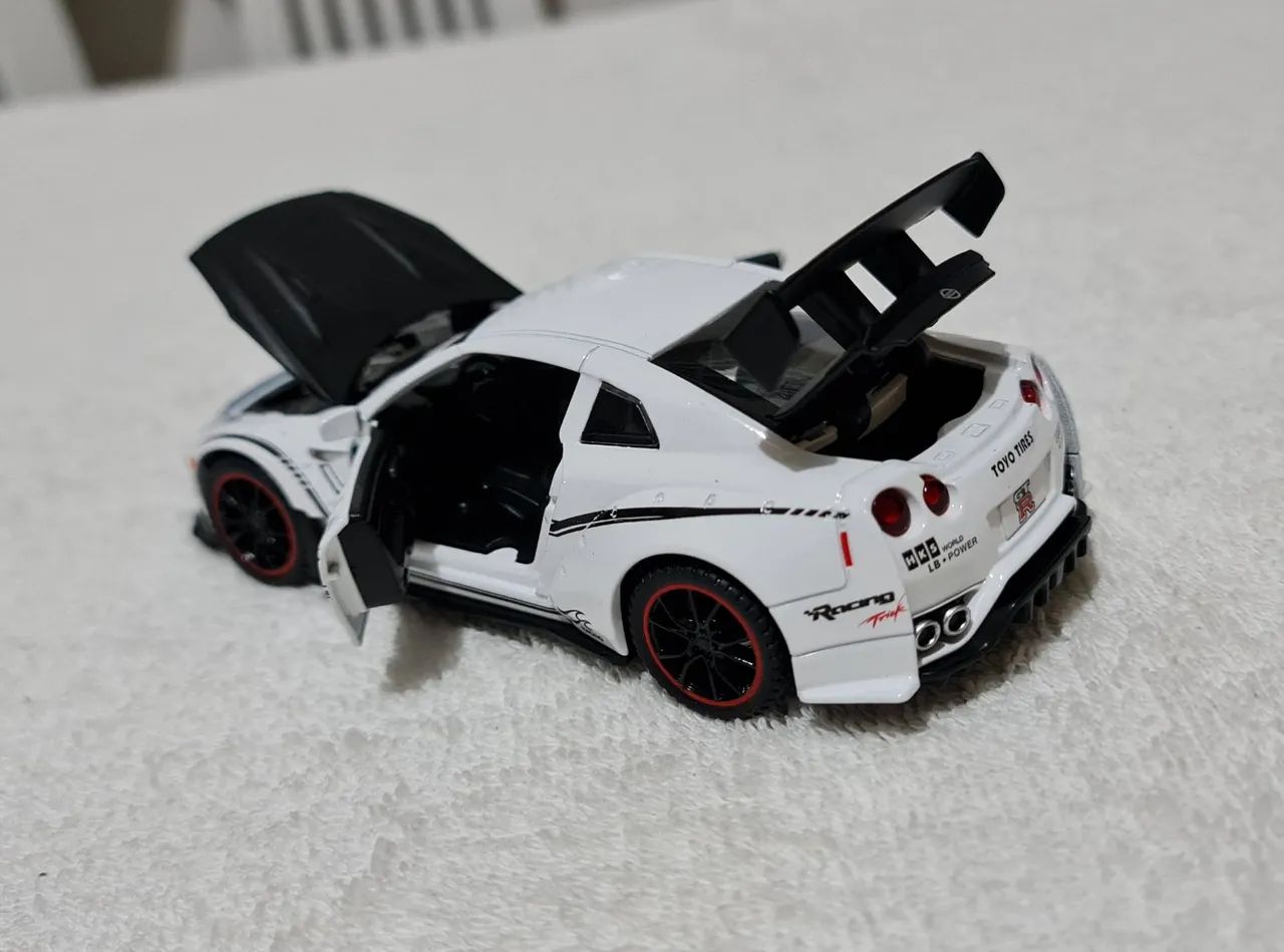Carrinho miniatura Nissan GTR R35 branco - Foto 2
