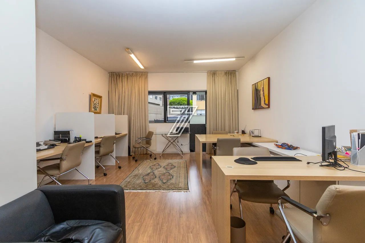 Sala comercial na Rua Emiliano Perneta, no Centro/Batel, com 37m² privativos + vaga de gar - Foto 4