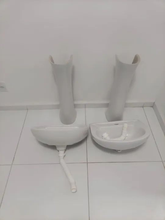  Duas pias de banheiro com coluna integral 