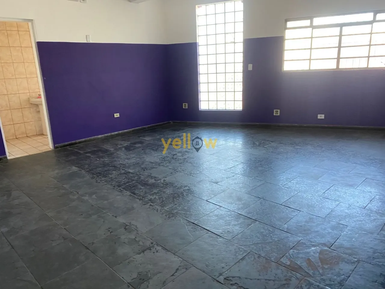 Sala Comercial de 80m² no Centro de Itaquaquecetuba - Venda por R$2.500 e Locação Disponív