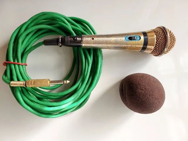 Microfone dourado com fio emborrachado de 9,5m. Voz e canto