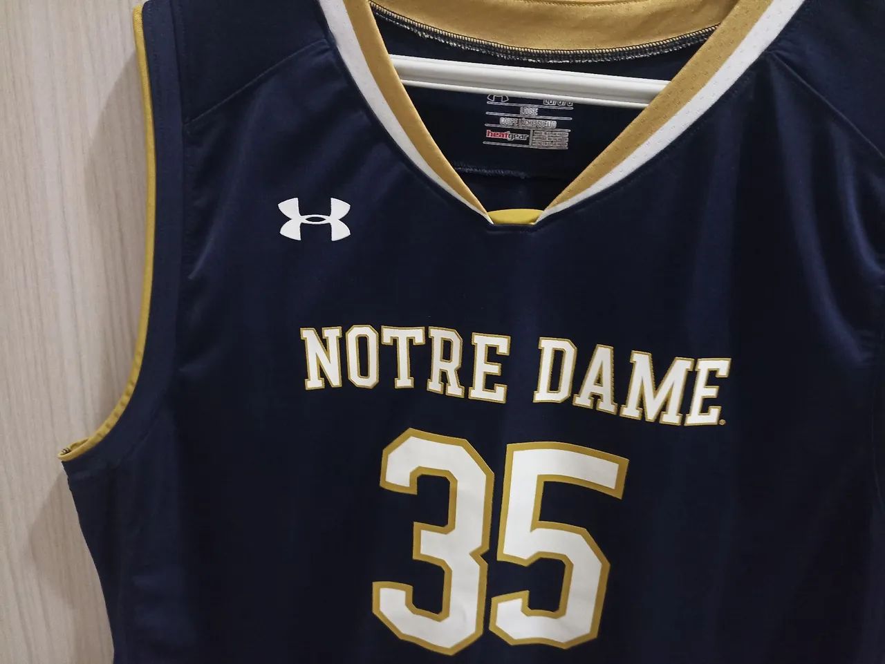 Camisa de basquete Notre Dame Under Armour  - Foto 2