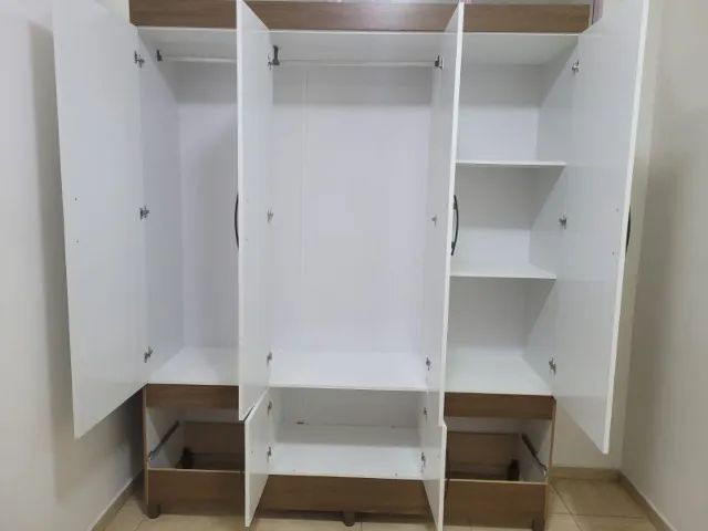 Guarda roupa 4 portas com gavetas e portas embaixo, conservado - Foto 2