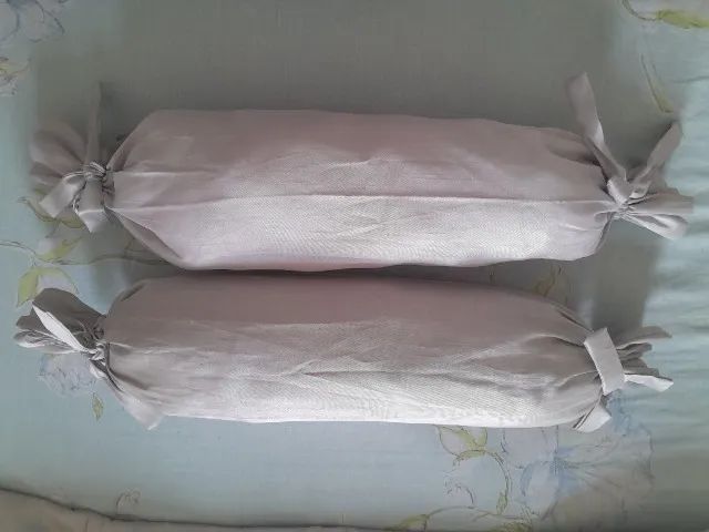 Fronhas cetim 85x65 cinza e Almofadas rolinho - Foto 4