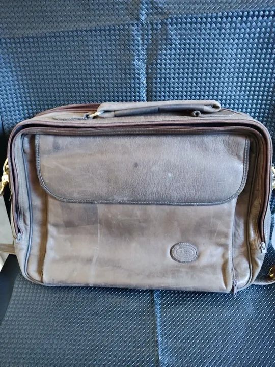 Pasta de mão em couro de búfalo 