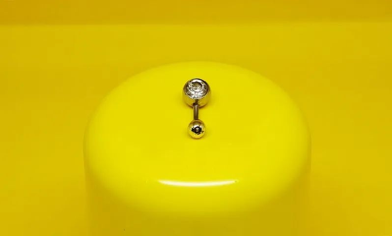 Piercing Curvado para Umbigo - Esfera com Pedra Brilhante - Foto 2