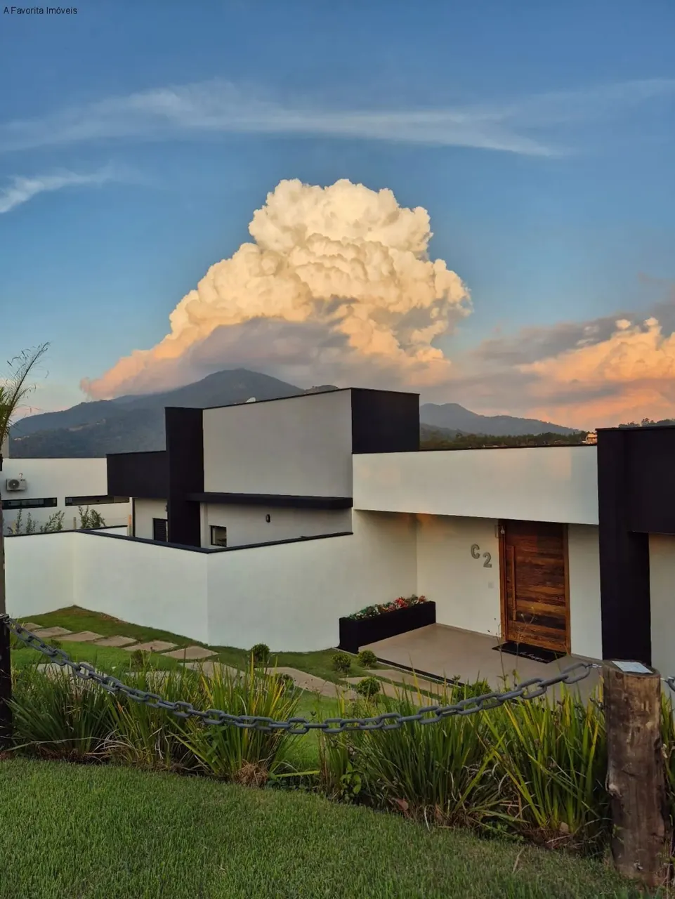 Impecável casa em condomínio na com acesso a Represa com 5 quartos e 5 suítes em Vargem/Jo