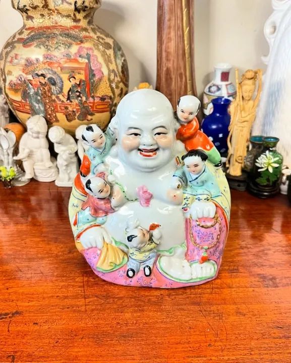 Antiga estatueta em porcelana oriental.