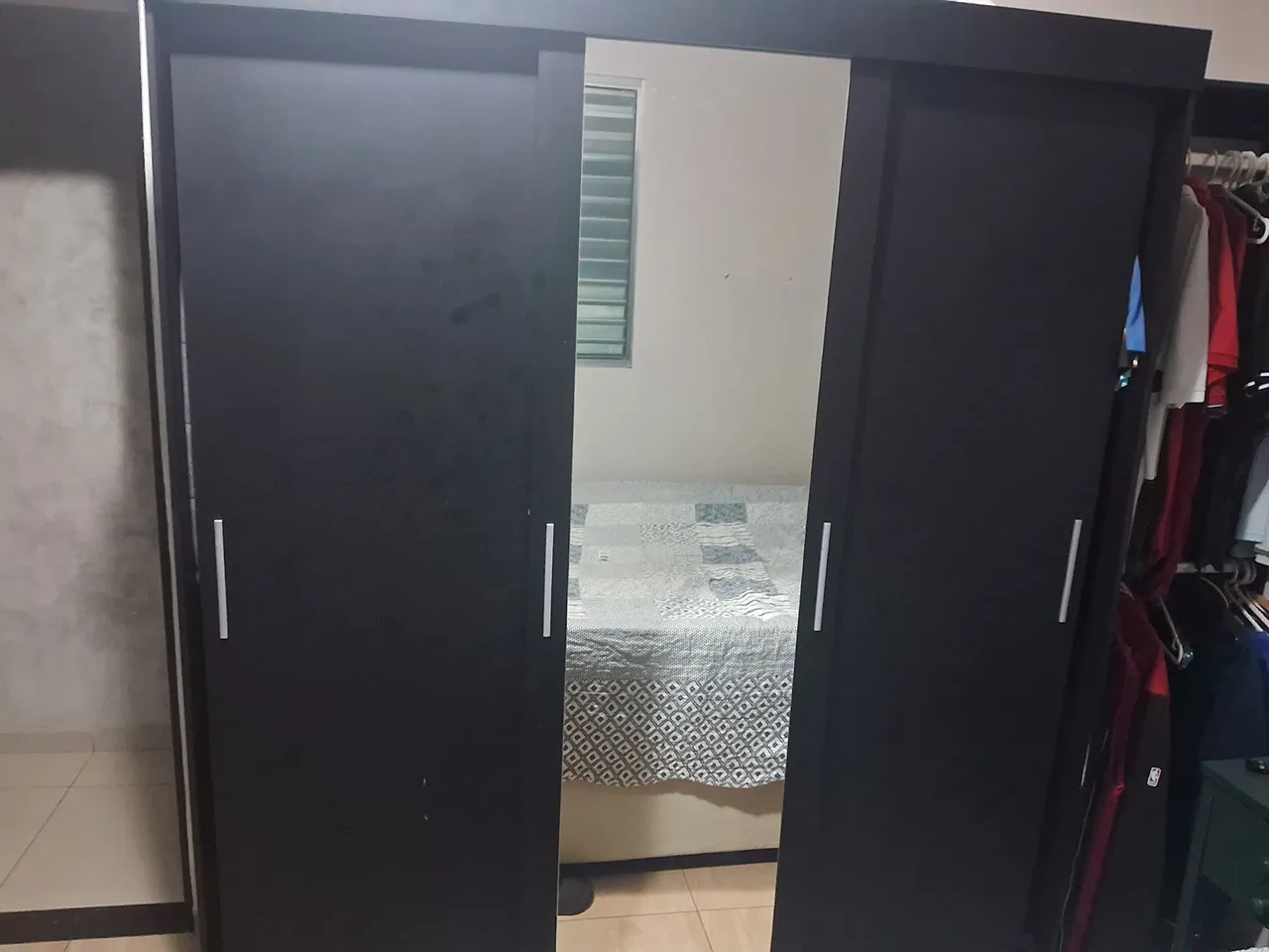 Vendo jogo de quarto guarda roupa cômoda e cabideiro