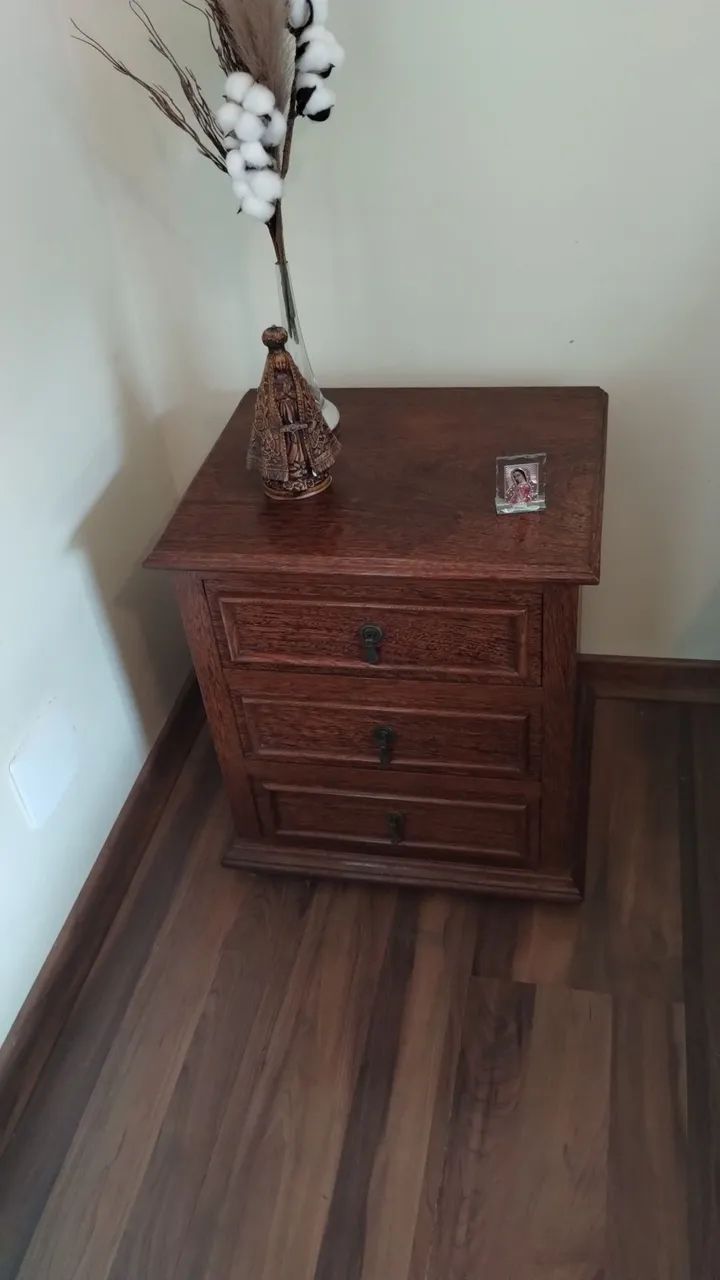 Mesa de cabeceira em madeira de lei