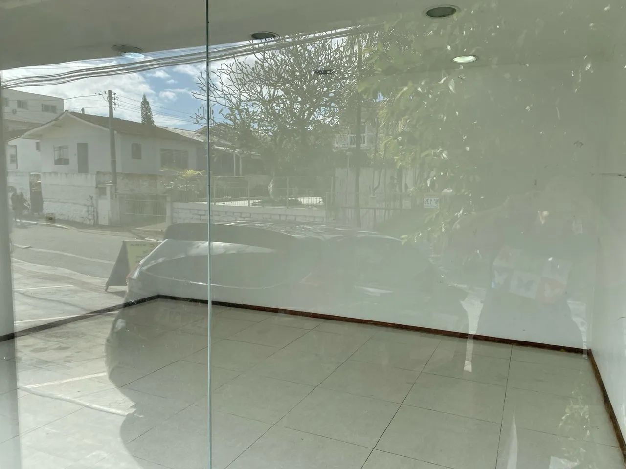 Linda sala com ótimo ponto comercial 