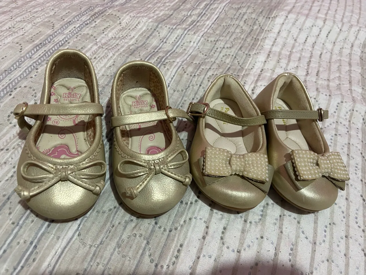Sapatinho Infantil Dourada com Laço de Pérolas